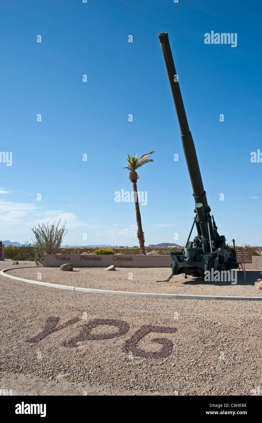 Una pistola di artiglieria all'ingresso lo Yuma Proving Grounds vicino a Yuma, Arizona, Stati Uniti d'America Foto Stock