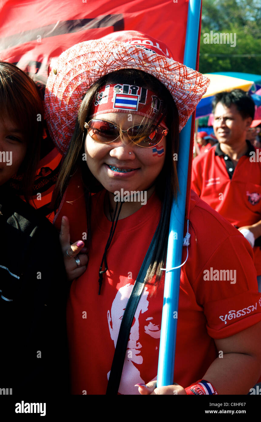 Donna con bandiera thailandese dipinta sul viso con maglietta Thaksin Shinawatra, camicia rossa di protesta, ponte Phan fa, Bangkok, Thailandia. © Kraig Lieb Foto Stock