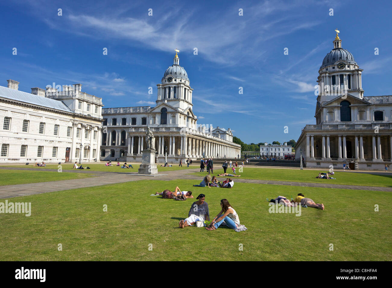 Gli ospiti godono di un sole estivo, Old Royal Naval College, costruito da Sir Christopher Wren, Greenwich, London, England, Regno Unito, Regno K Foto Stock