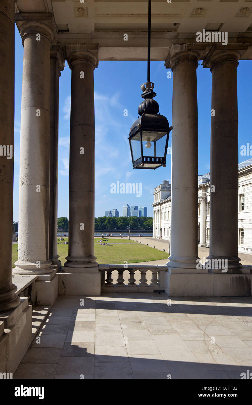 Vista del Canary Wharf dal vecchio Royal Naval College, costruito da Sir Christopher Wren, Greenwich, London, England, Regno Unito, Regno Kin Foto Stock