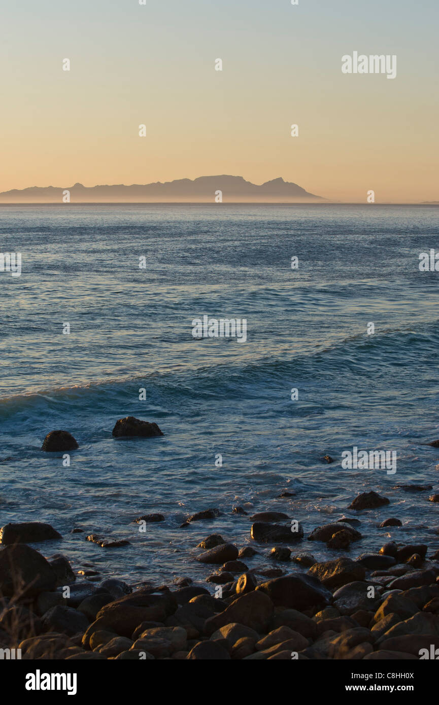 Vista su false bay verso la Montagna della Tavola al tramonto percorso 44 Western Cape Sud Africa Foto Stock