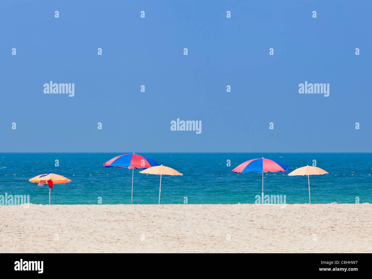 Ombrelloni da spiaggia, Russo di Jumeirah Beach, Dubai, Emirati Arabi Uniti, Emirati arabi uniti Foto Stock