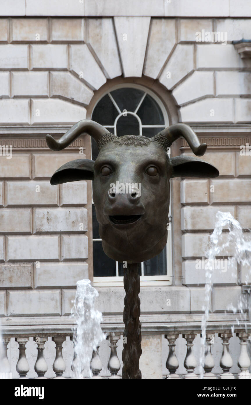 L'artista cinese Ai Weiwei lavoro del cerchio di animali/Zodiac capi nel cortile del Somerset House, Londra Foto Stock