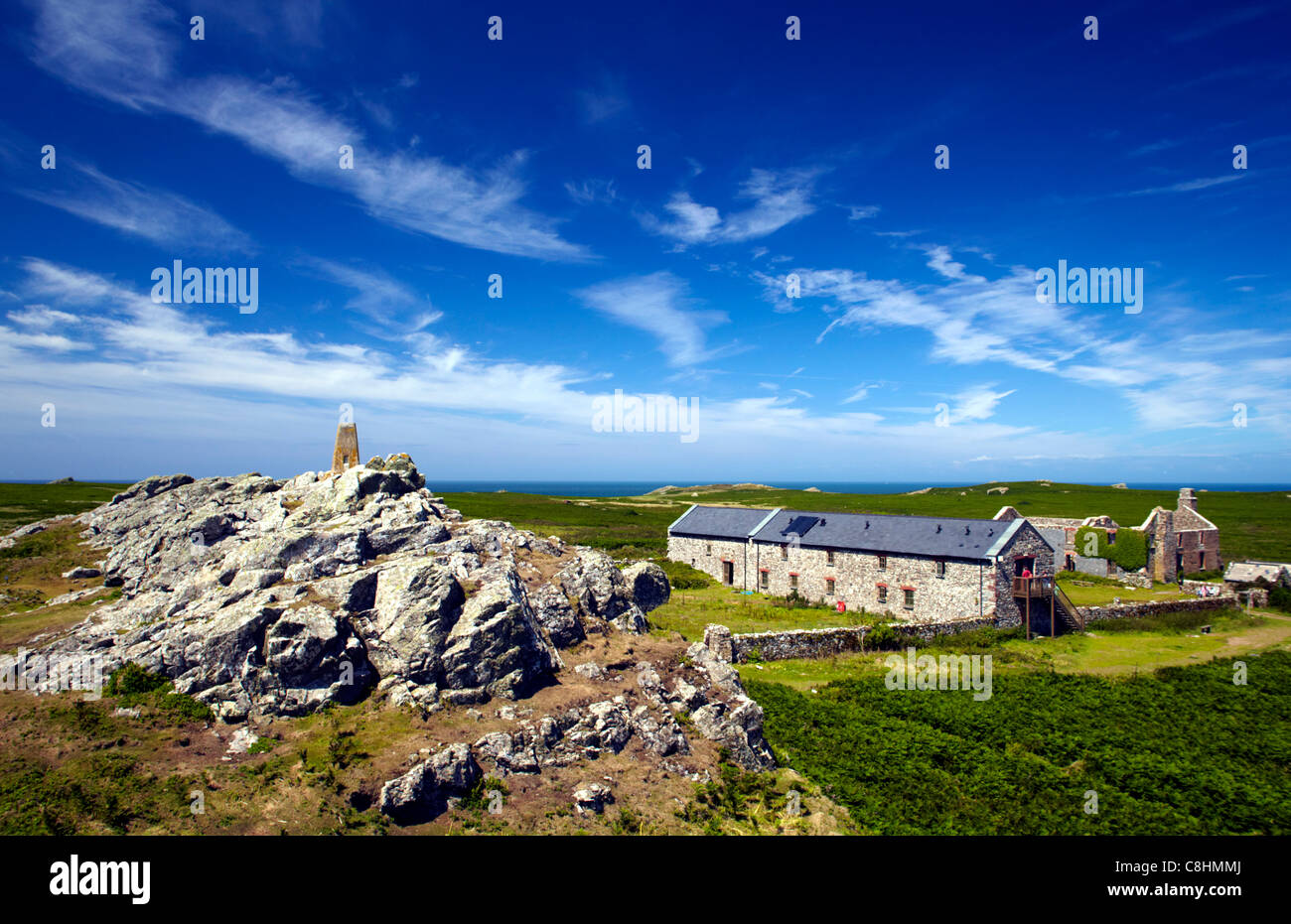 Punto Trig segnando il punto più alto di Skomer Island, Pembrokeshire, Galles Foto Stock