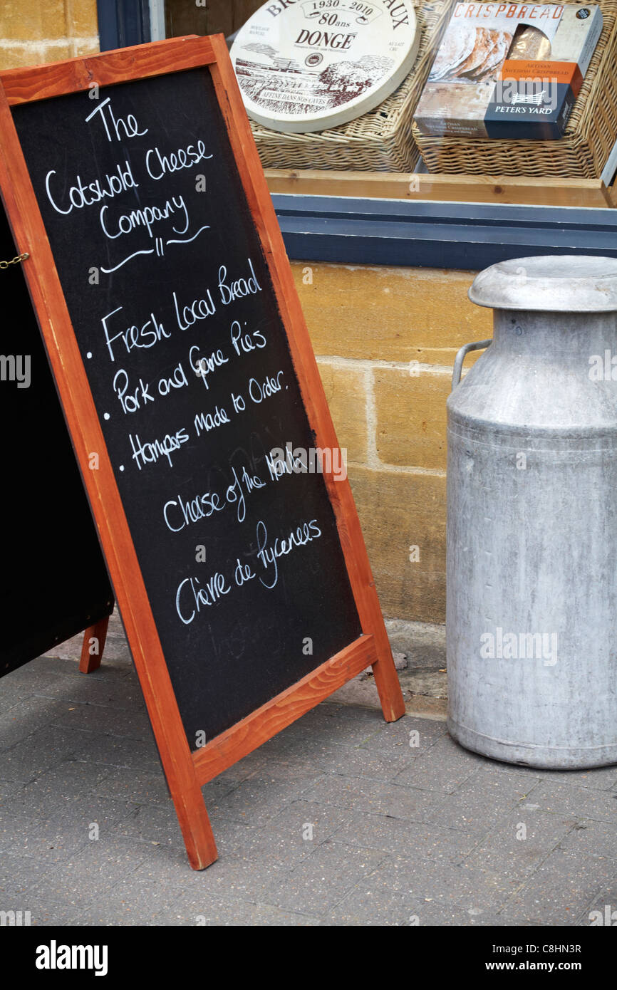 Blackboard al di fuori della Cotswold Cheese Company negozio di pubblicità pane, torte e formaggi a High St, Moreton a Marsh, Cotswolds, Gloucestershire, Regno Unito Foto Stock