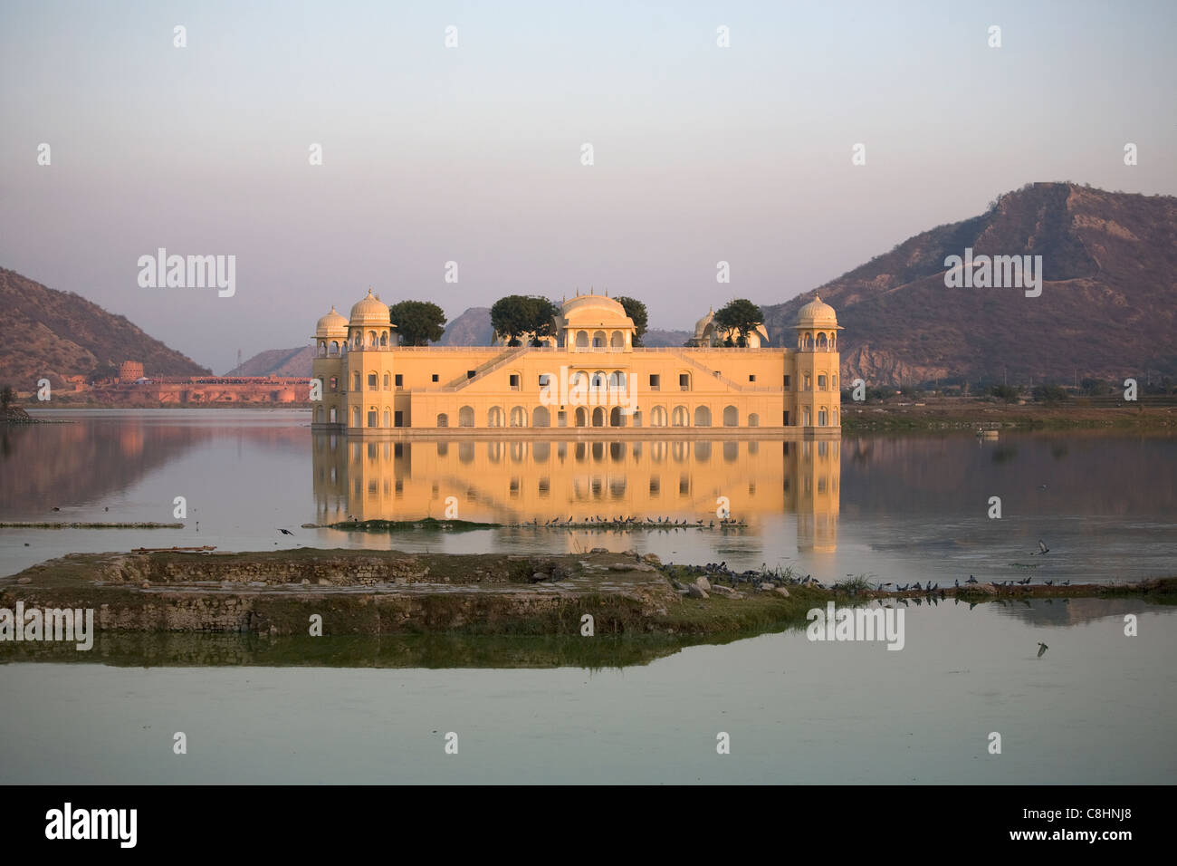 Il Jai Mahal Lake Palace nell'uomo Sagar Lago, Jaipur, Rajasthan, India Foto Stock