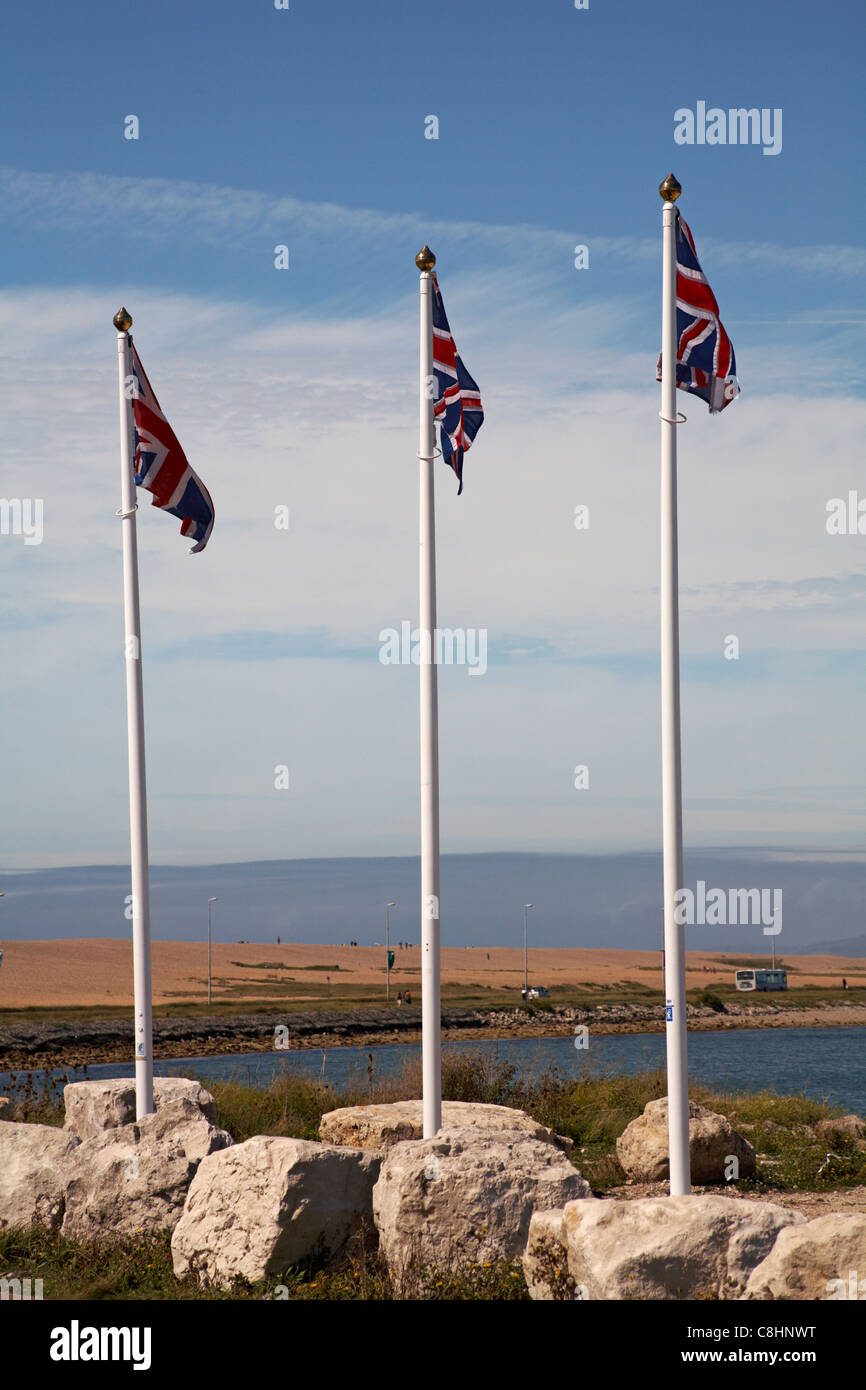 Tre Union Jack Flag su pali vicino a Chesil Beach, Portland, Weymouth nel mese di agosto Foto Stock