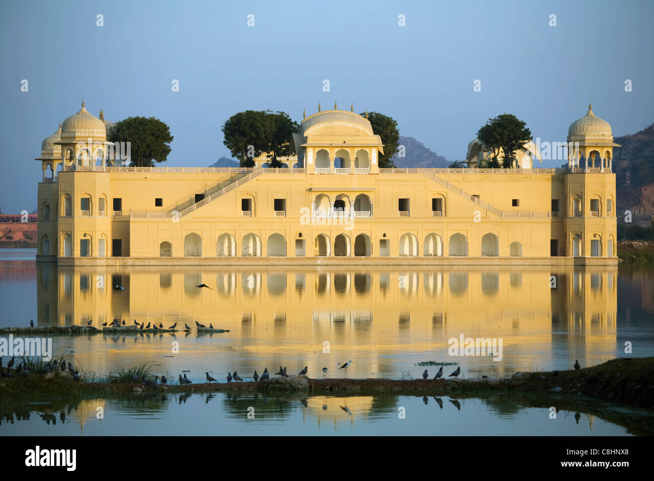 Il Jai Mahal Lake Palace nell'uomo Sagar Lago, Jaipur, Rajasthan, India Foto Stock