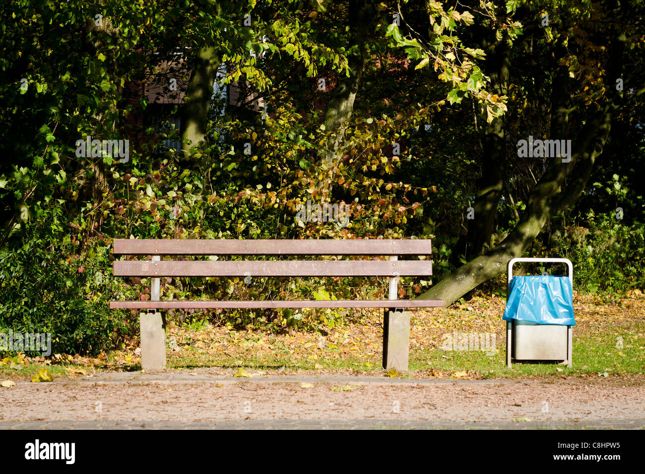 Una panchina nel parco e lettiere Bin in Germania Foto Stock