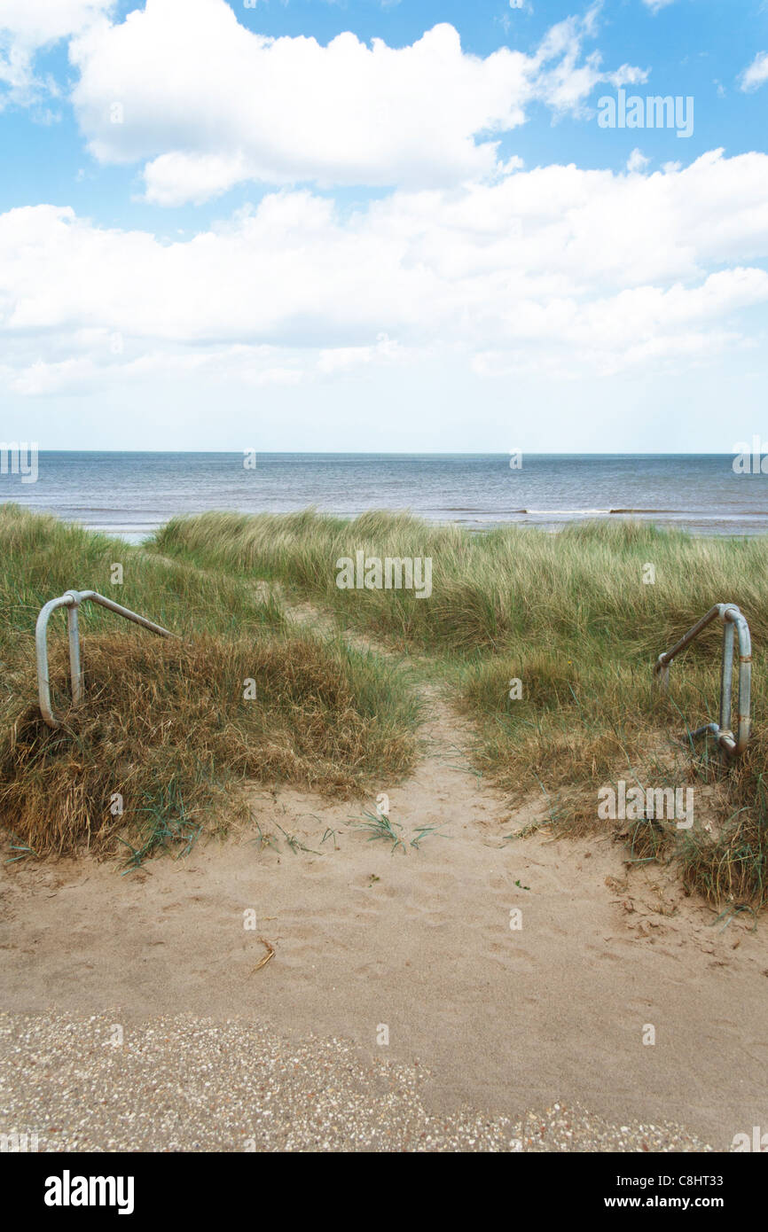 Un avvolgimento, Sandy percorso attraverso le dune di sabbia della spiaggia Foto Stock
