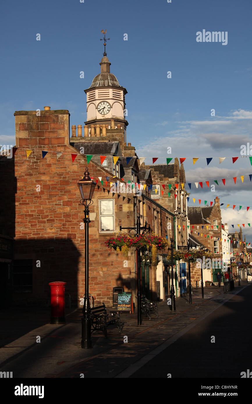 Città di Dingwall, Scozia. Vista pittoresca del High Street con il Dingwall Town House torre dell orologio in background. Foto Stock