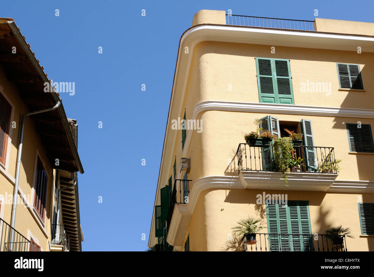 Wohngebäude vor blauem Himmel in Palma di Mallorca, Spanien. | Edilizia Residenziale contro il cielo blu a Palma di Maiorca, Spagna. Foto Stock