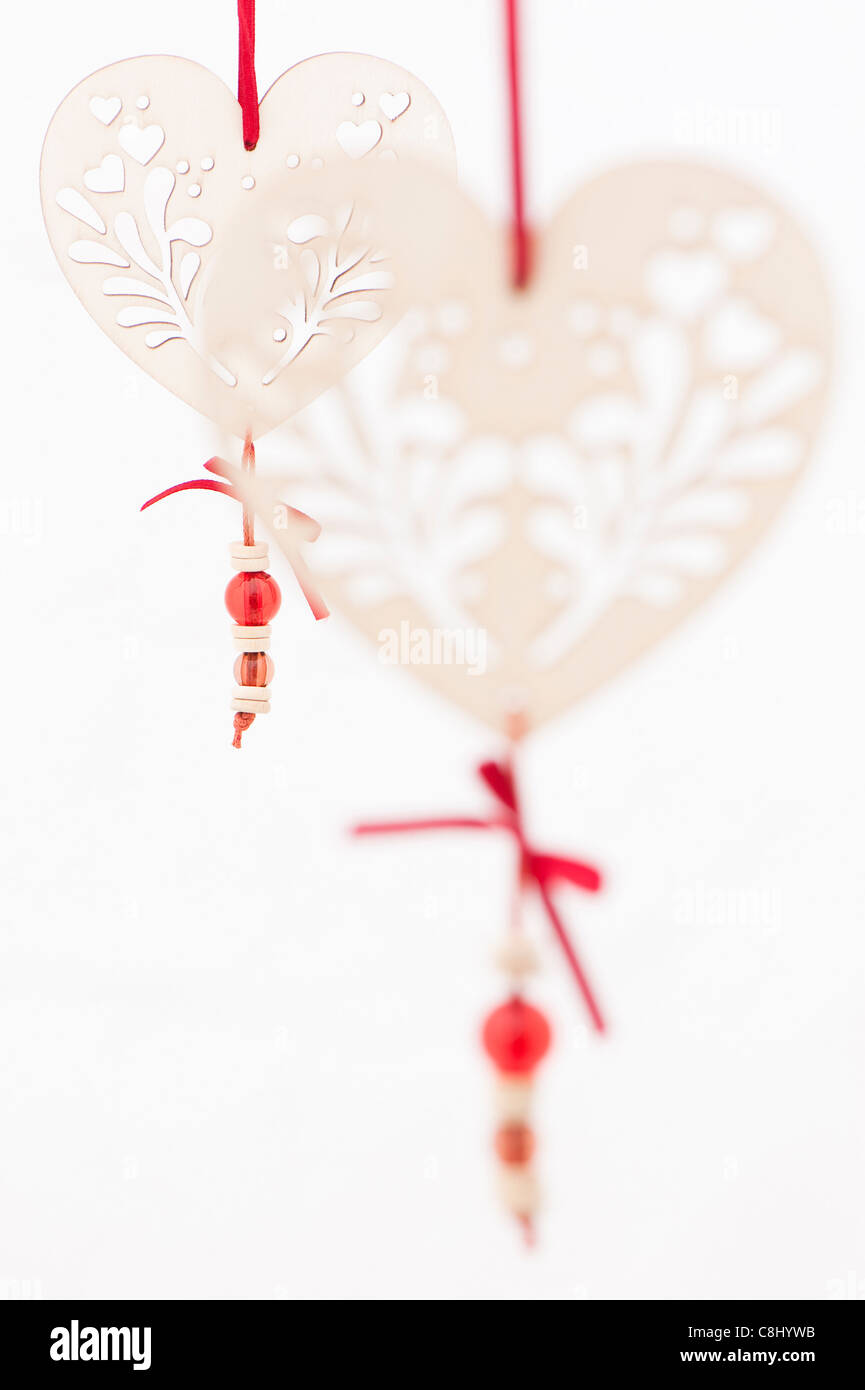Bianco a forma di cuore decorazioni contro uno sfondo bianco Foto Stock