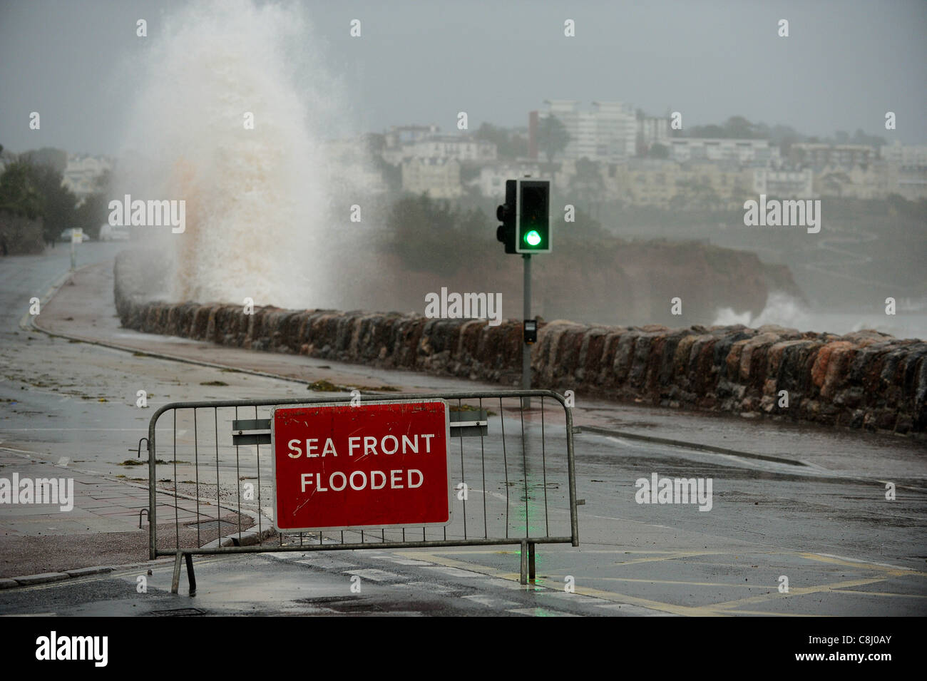 Torquay fronte mare è chiusa a causa di inondazioni causate da onde enormi. Foto Stock