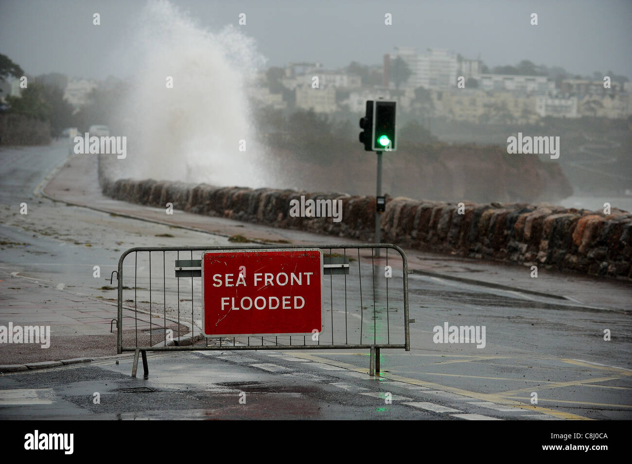 Torquay fronte mare è chiusa a causa di inondazioni causate da onde enormi. Foto Stock
