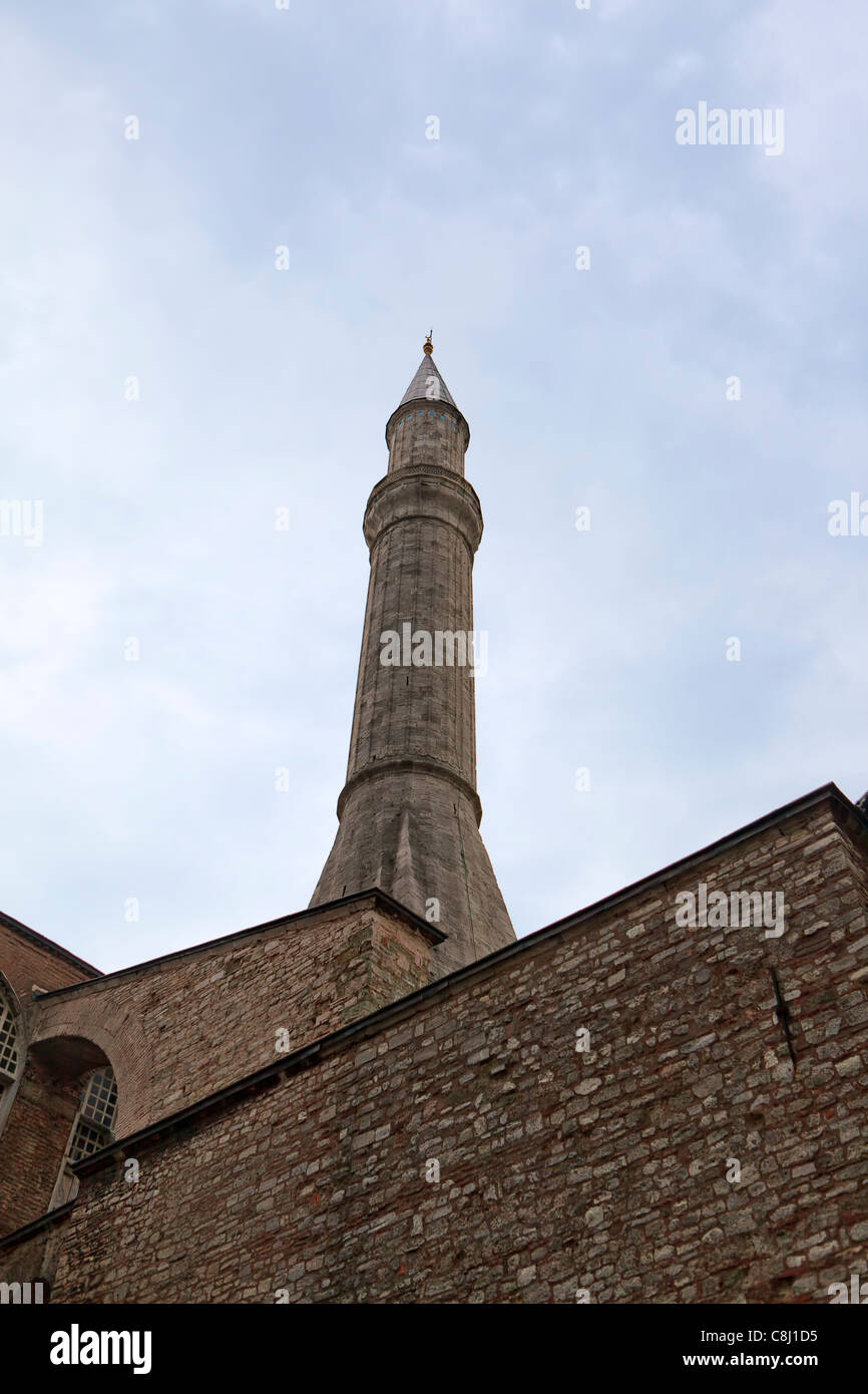 Il minareto della cattedrale di Hagia Sophia, guardando verso il cielo come un razzo, Istanbul, Turchia Foto Stock