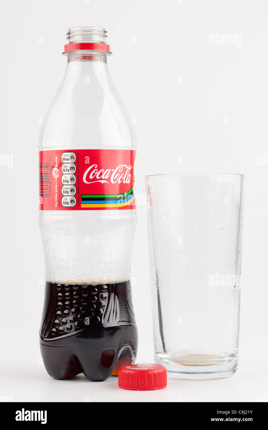 Svuotare parzialmente la bottiglia di plastica della Coca Cola e un vuoto utilizzato vetro liscio Foto Stock