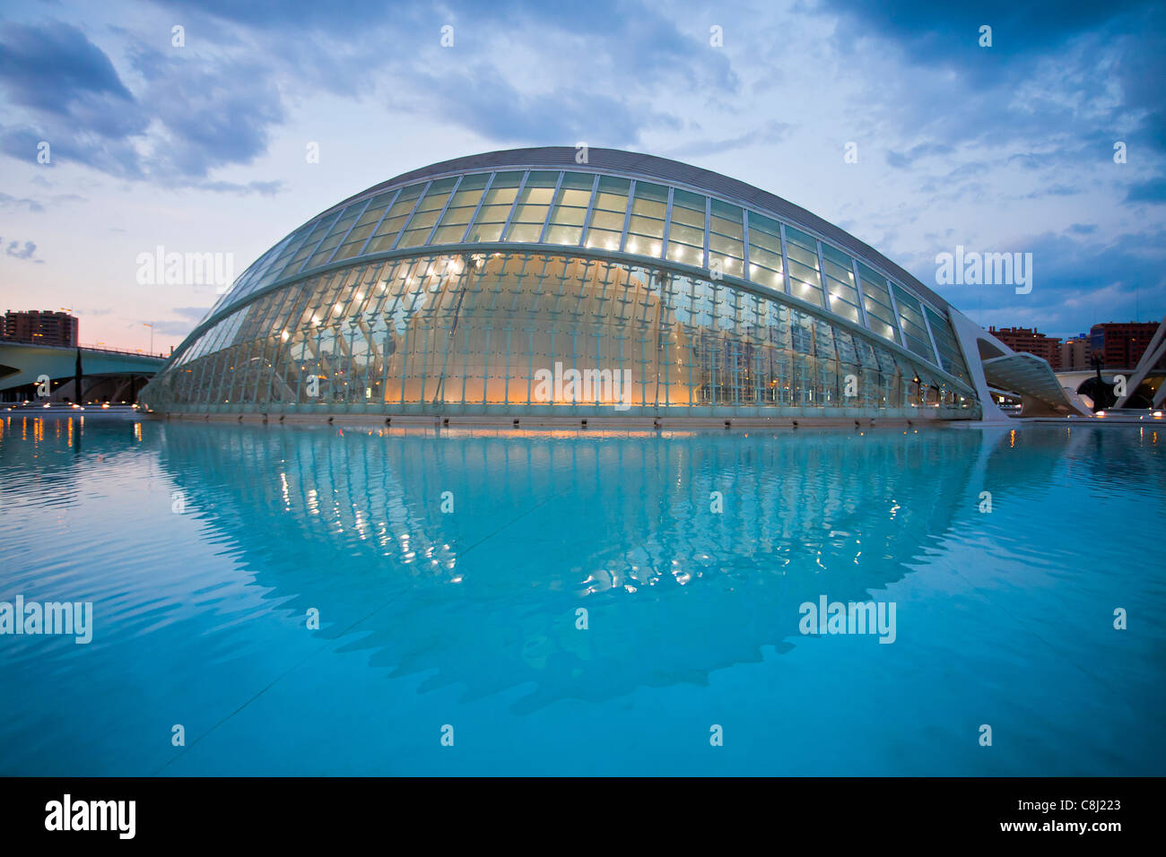 Spagna, Europa, Valencia, Città delle arti e della scienza, Calatrava, architettura moderna, Hemisferic, acqua Foto Stock