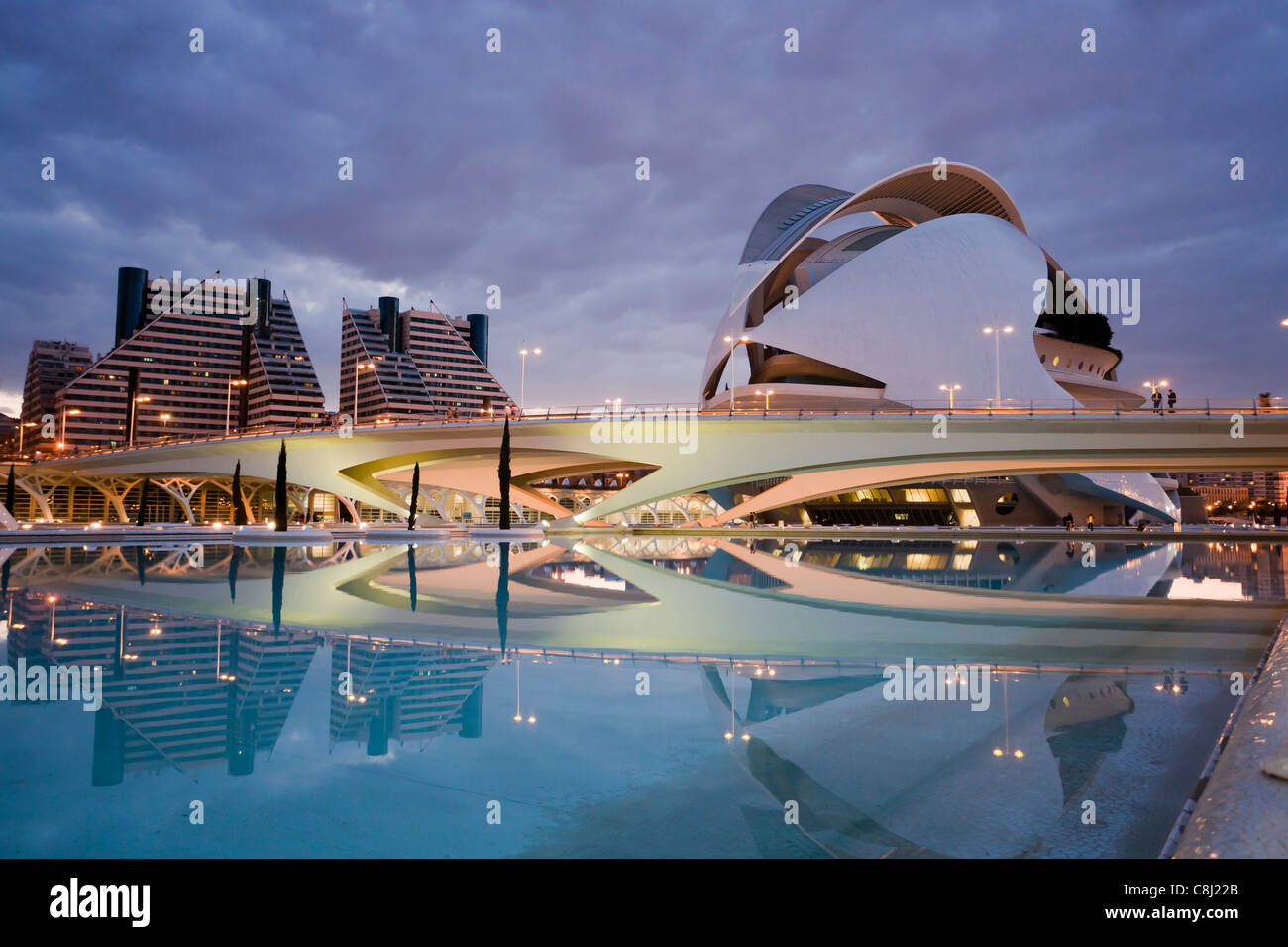 Spagna, Europa, Valencia, Città delle arti e della scienza, Calatrava, architettura moderna, Palazzo delle Arti, acqua Foto Stock