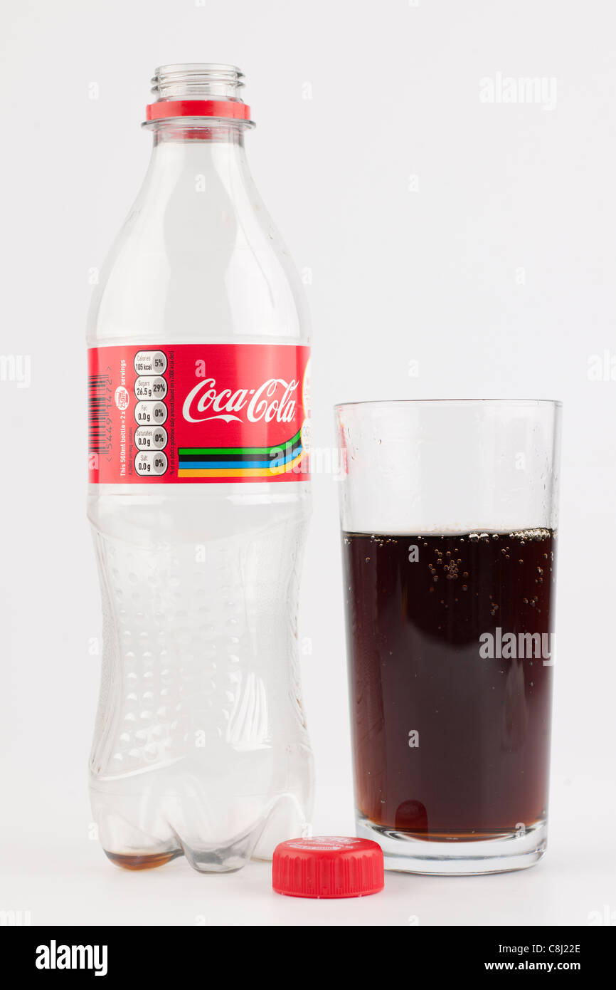 Svuotare la bottiglia di plastica di Coca Cola e una parzialmente riempita di vetro liscio Foto Stock