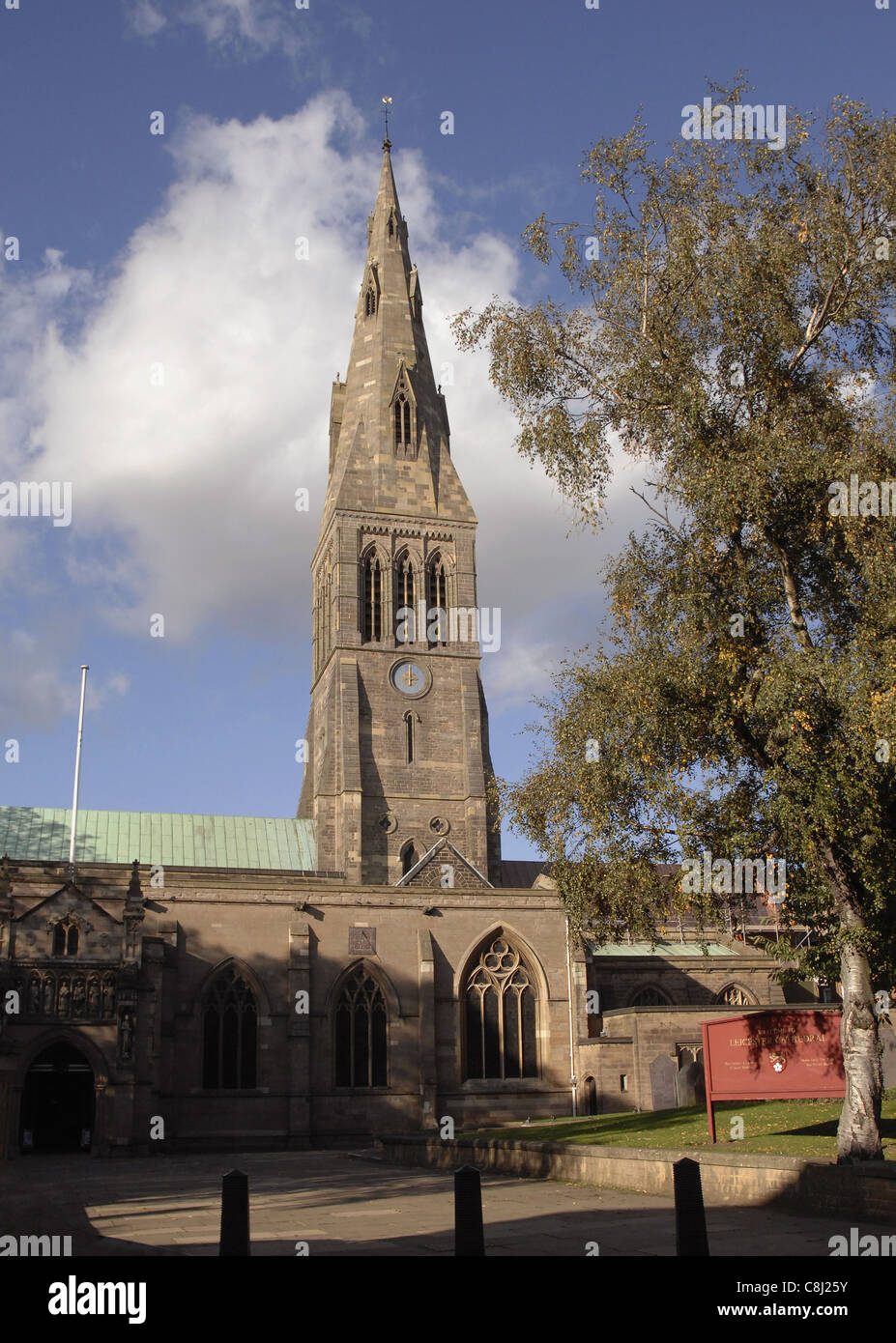 Cattedrale di Leicester. Il Normanno ha cominciato a costruire la chiesa di 900 anni fa. Dopo molti cambiamenti, divenne cattedrale nel 1927. Foto Stock