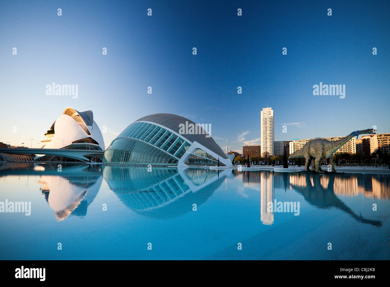 Spagna, Europa, Valencia, Città delle arti e della scienza, Calatrava, architettura moderna, Hemisferic, Palazzo delle Arti, acqua Foto Stock