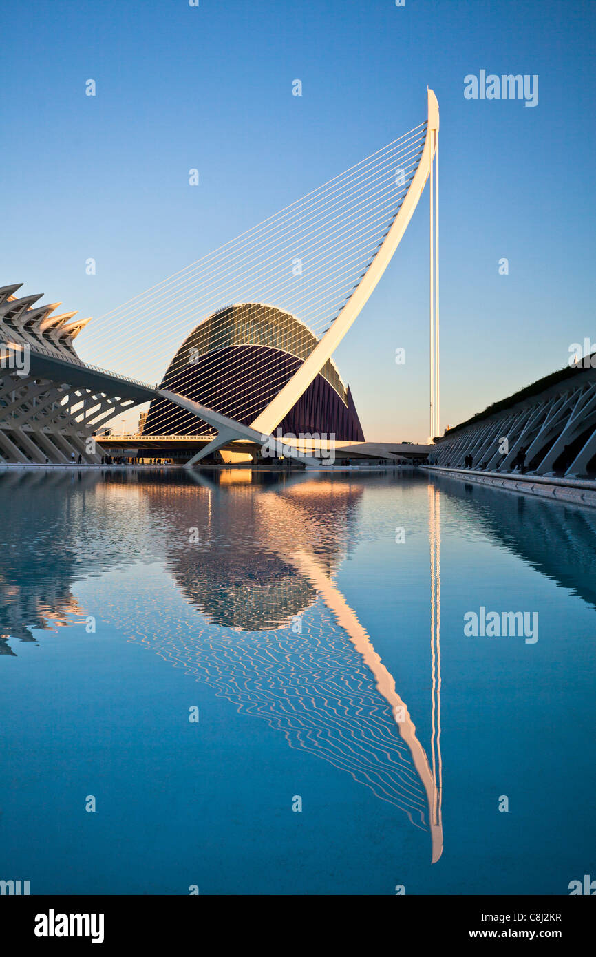 Spagna, Europa, Valencia, Città delle arti e della scienza, Calatrava, architettura moderna, Hemisferic, Palazzo delle Arti, acqua Foto Stock