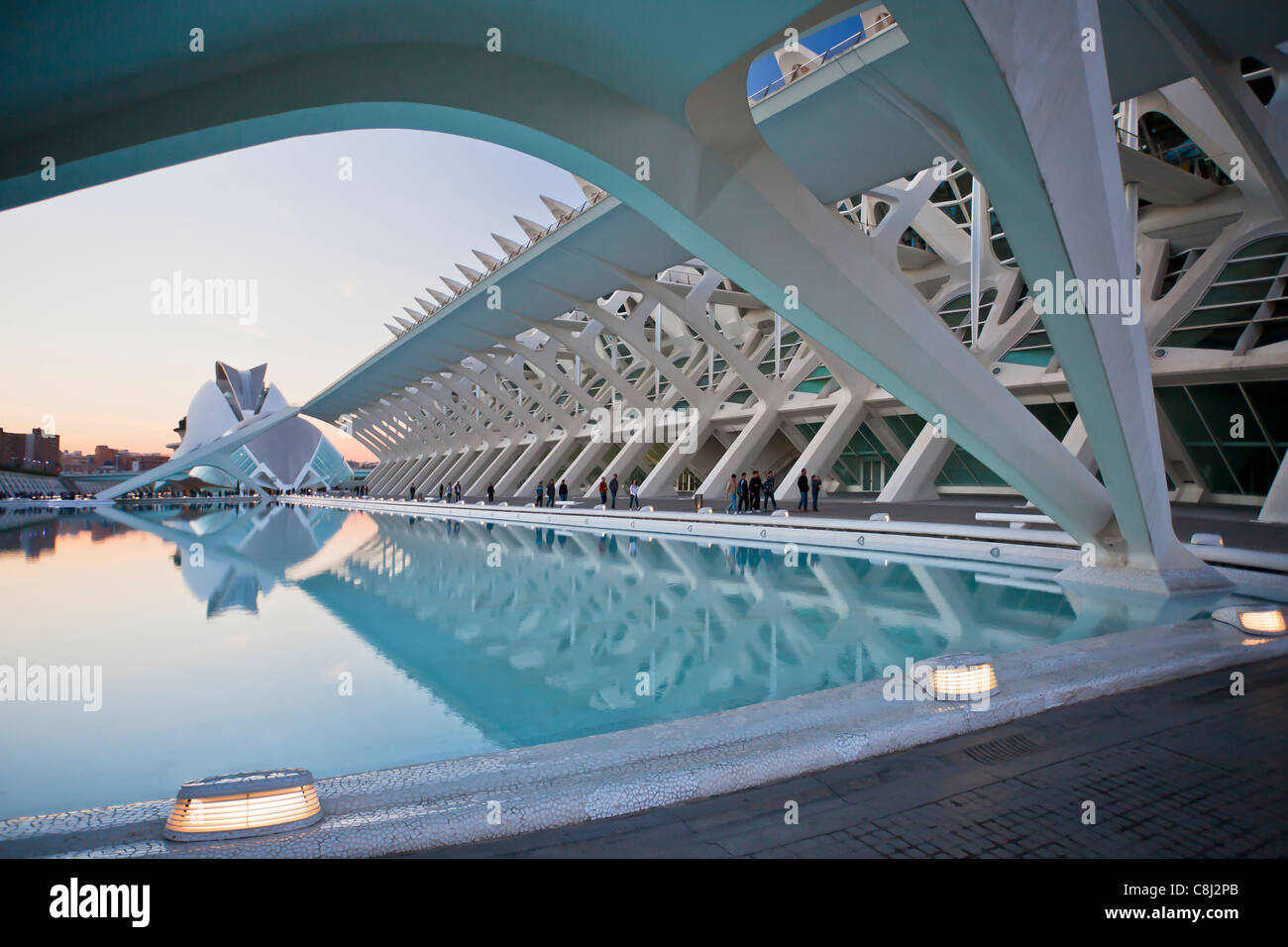 Spagna, Europa, Valencia, Città delle arti e della scienza, Calatrava, architettura moderna, acqua Foto Stock