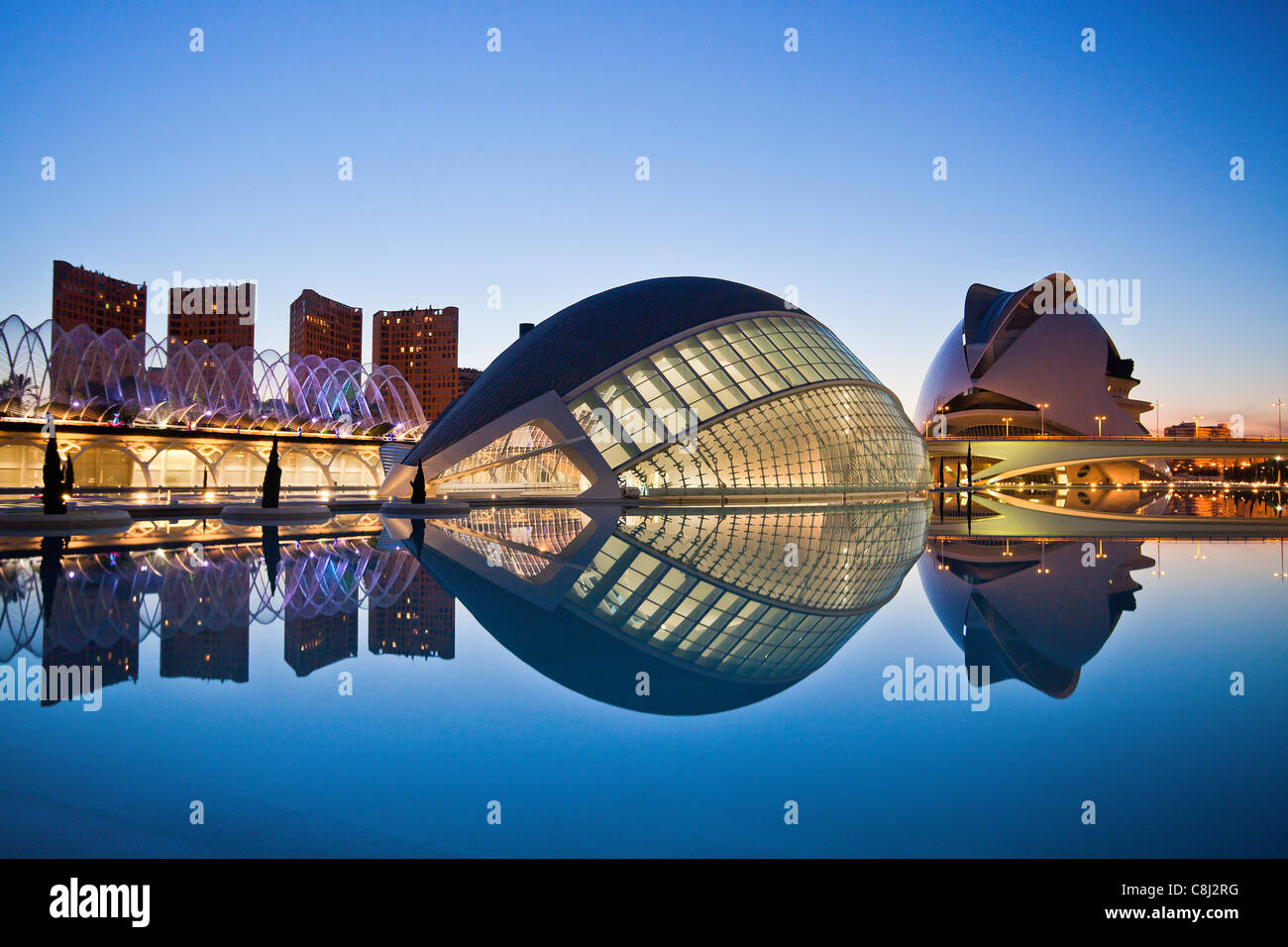 Spagna, Europa, Valencia, Città delle arti e della scienza, Calatrava, architettura moderna, Hemisferic, Palazzo delle Arti, acqua di sera Foto Stock