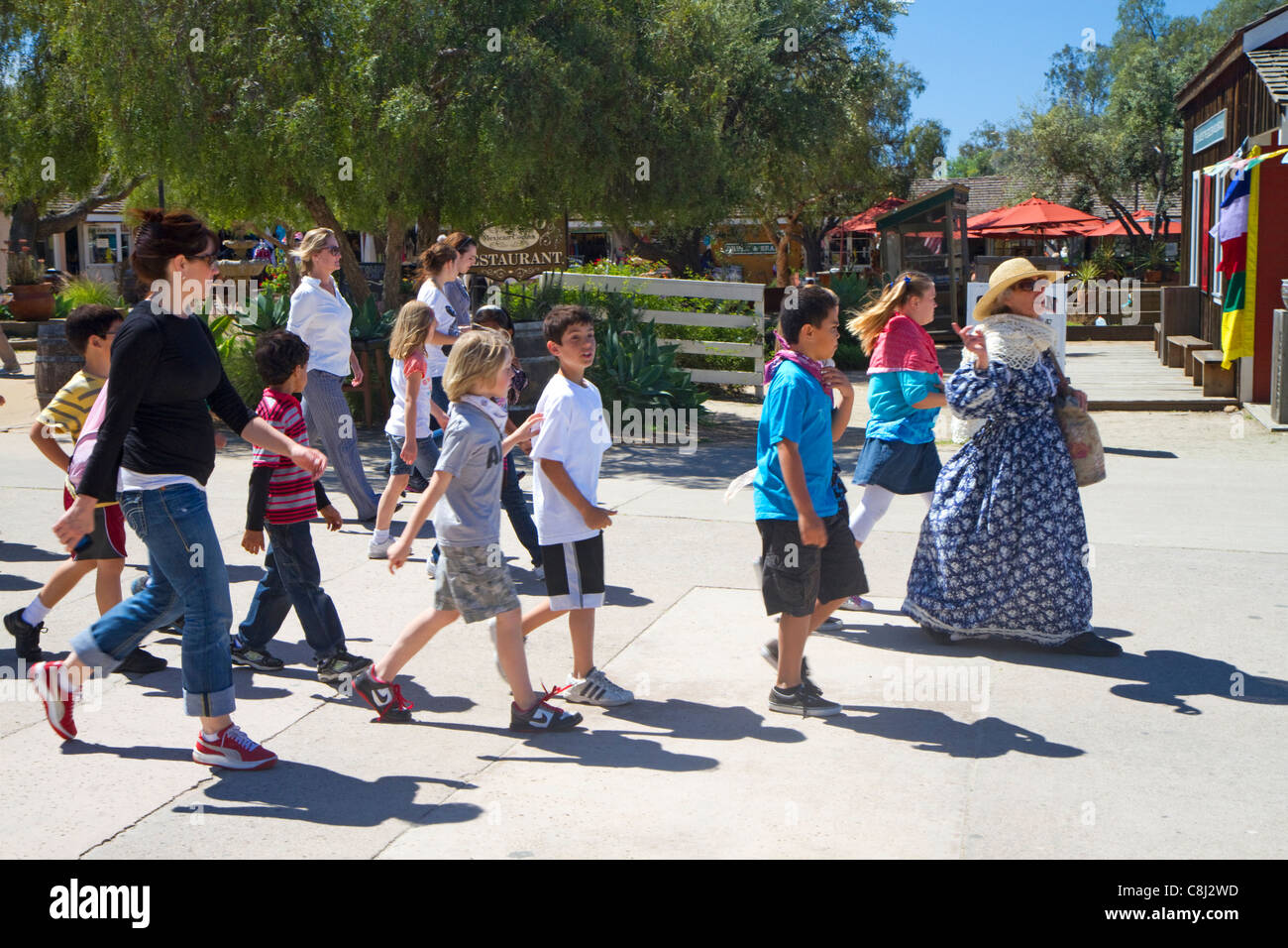 I bambini in un tour guidato della Città Vecchia di San Diego State Historic Park, California, Stati Uniti d'America. Foto Stock