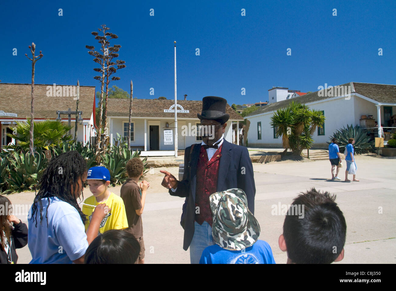 I bambini in un tour guidato della Città Vecchia di San Diego State Historic Park, California, Stati Uniti d'America. Foto Stock
