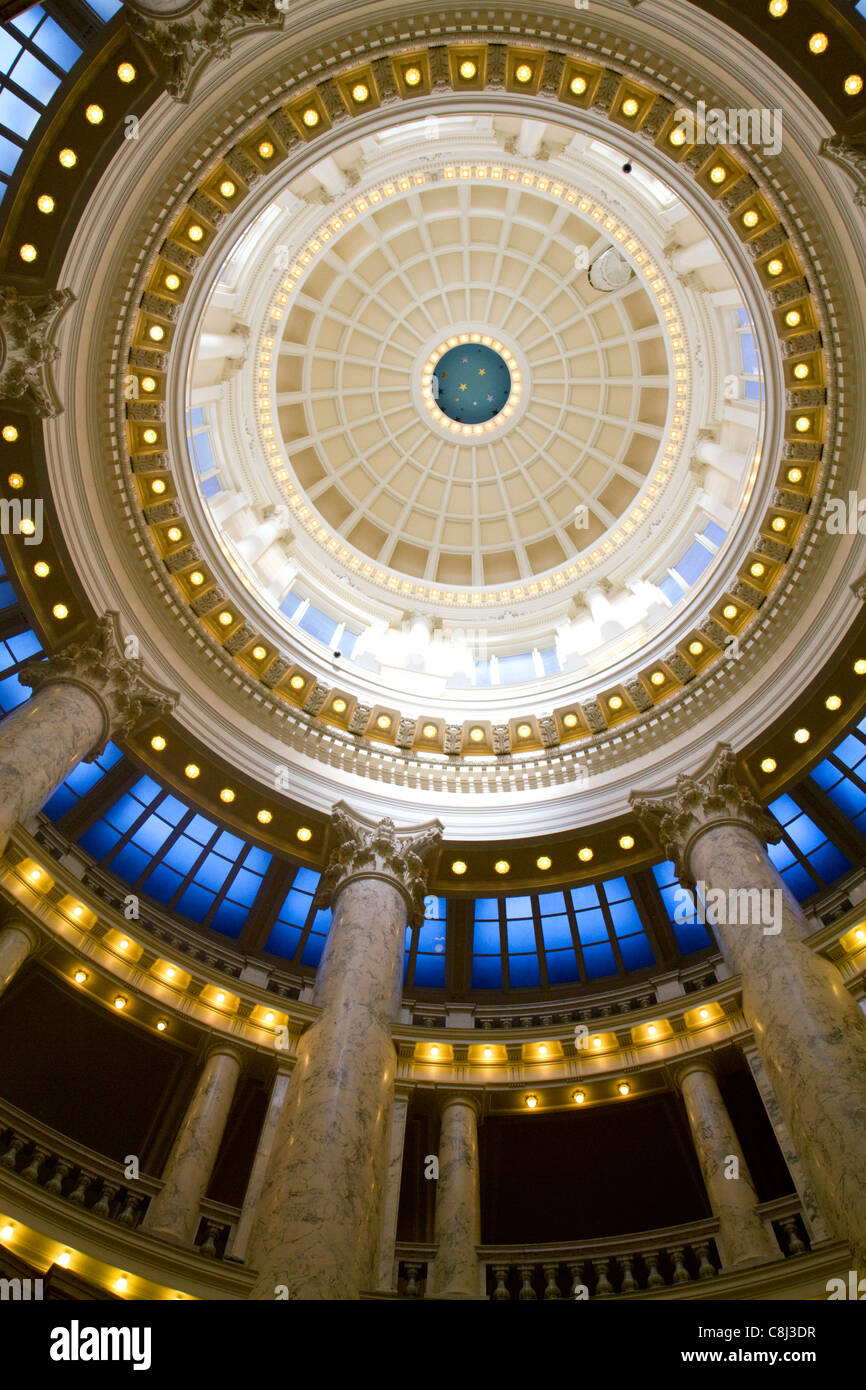 Guardando verso l'alto dalla rotonda alla cupola interna dell'Idaho State Capitol Building si trova a Boise, Idaho, Stati Uniti d'America. Foto Stock