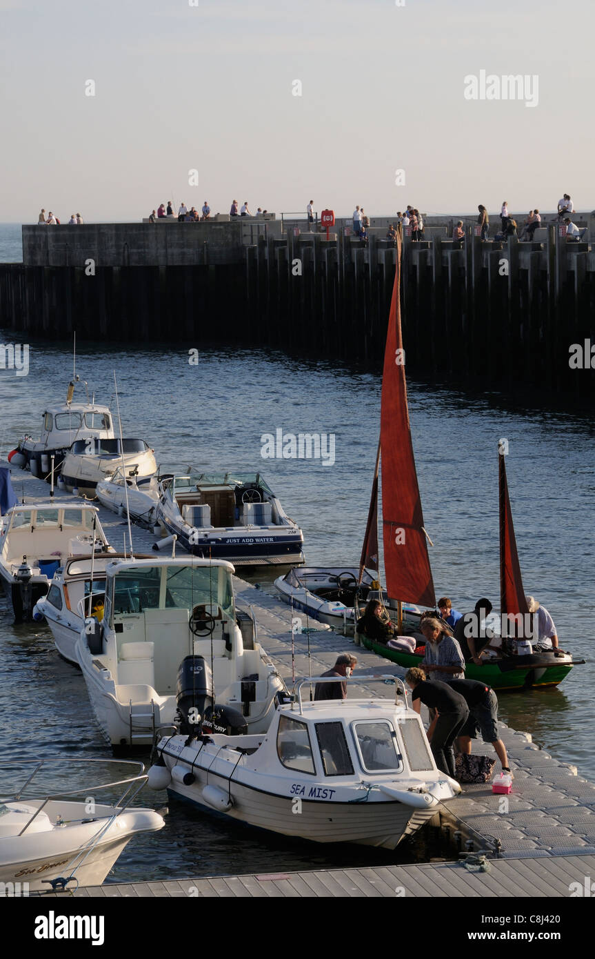 West Bay DORSET REGNO UNITO Inghilterra una località balneare della Jurassic Coast della nuova area del porto di attività nautica Foto Stock