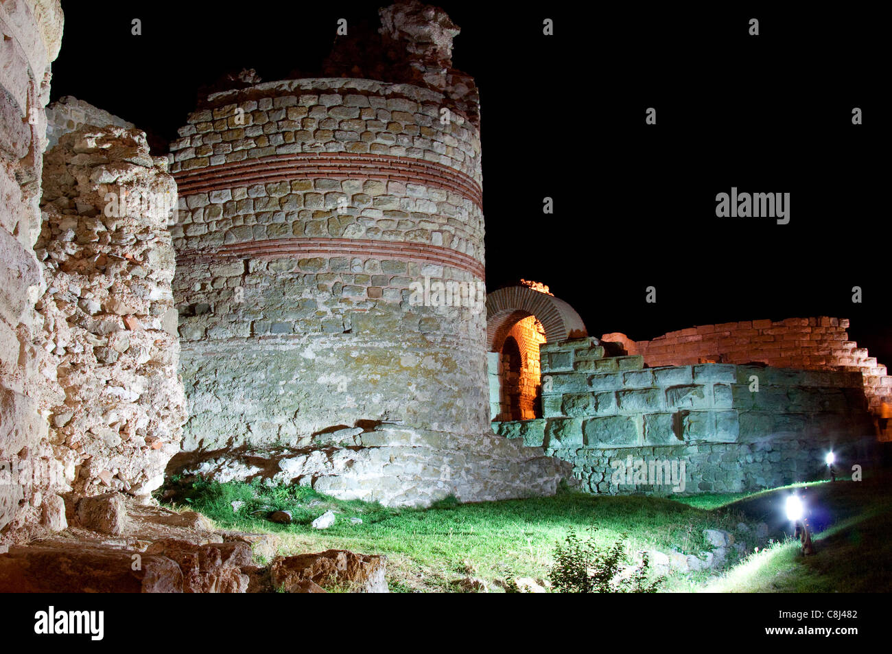 Le antiche mura della città di Nessebar nella notte (le rovine della fortezza di mura Città Vecchia Nessebur) Foto Stock