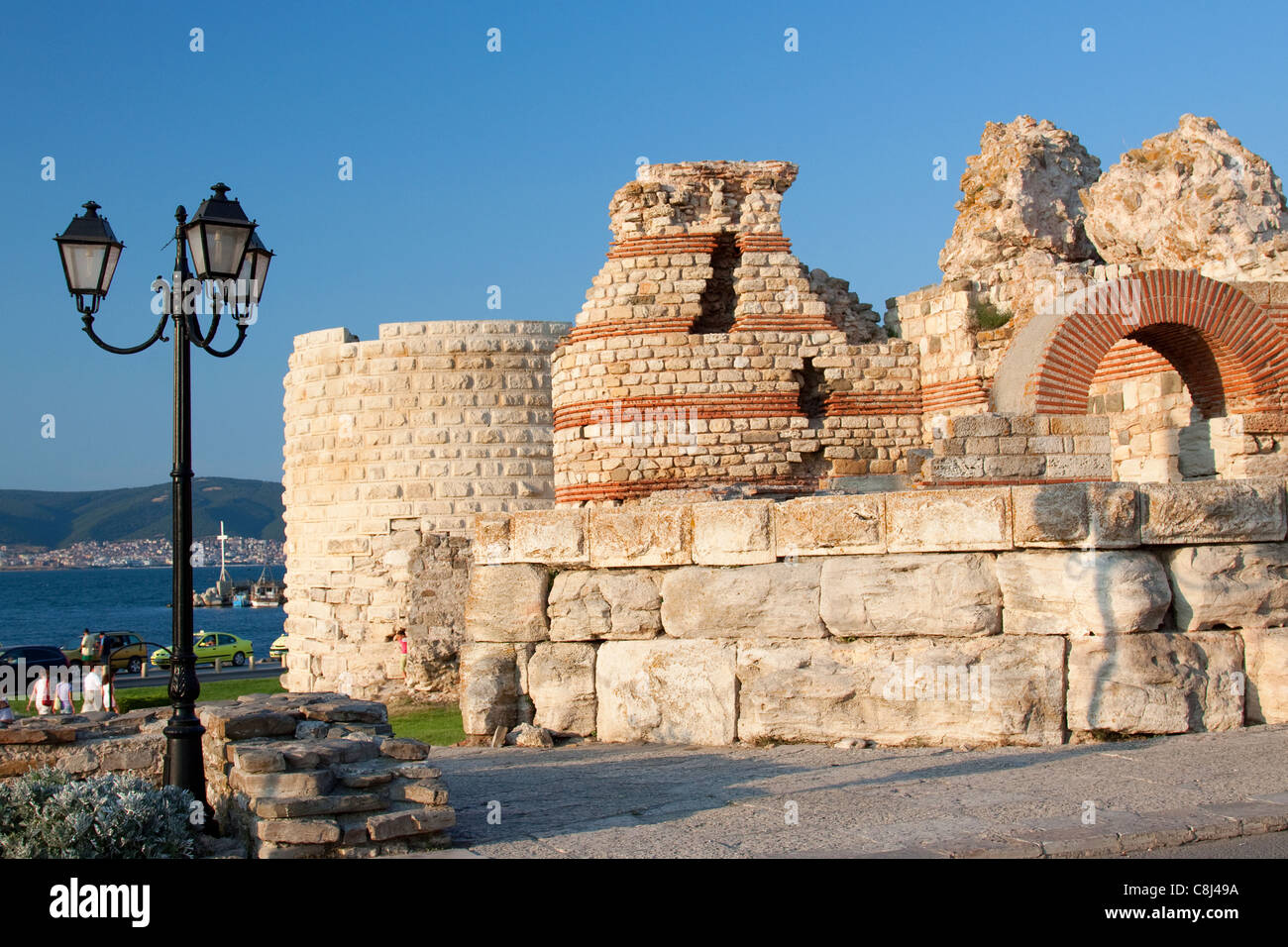 Le antiche mura della città di Nessebar (Le rovine della fortezza di mura Città Vecchia Nessebur) Foto Stock