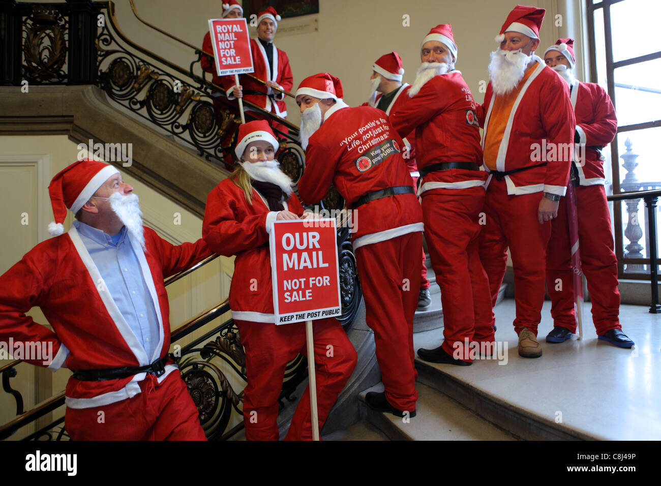 Portalettere vestiti da Babbo Natale che protestavano chages di Royal Mail, tagli di posti di lavoro, Metodista Sala Centrale, Westminster, London, Regno Unito Foto Stock
