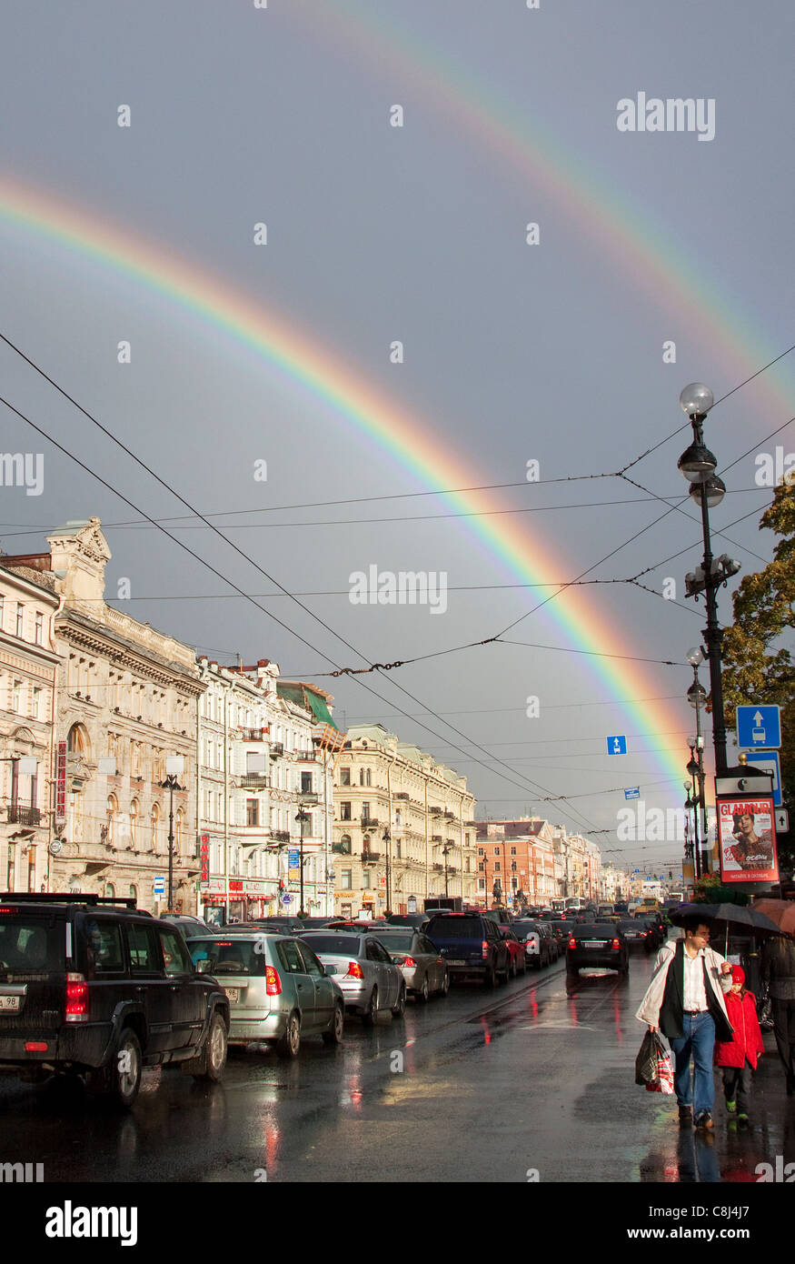 Doppio arcobaleno nella città Foto Stock