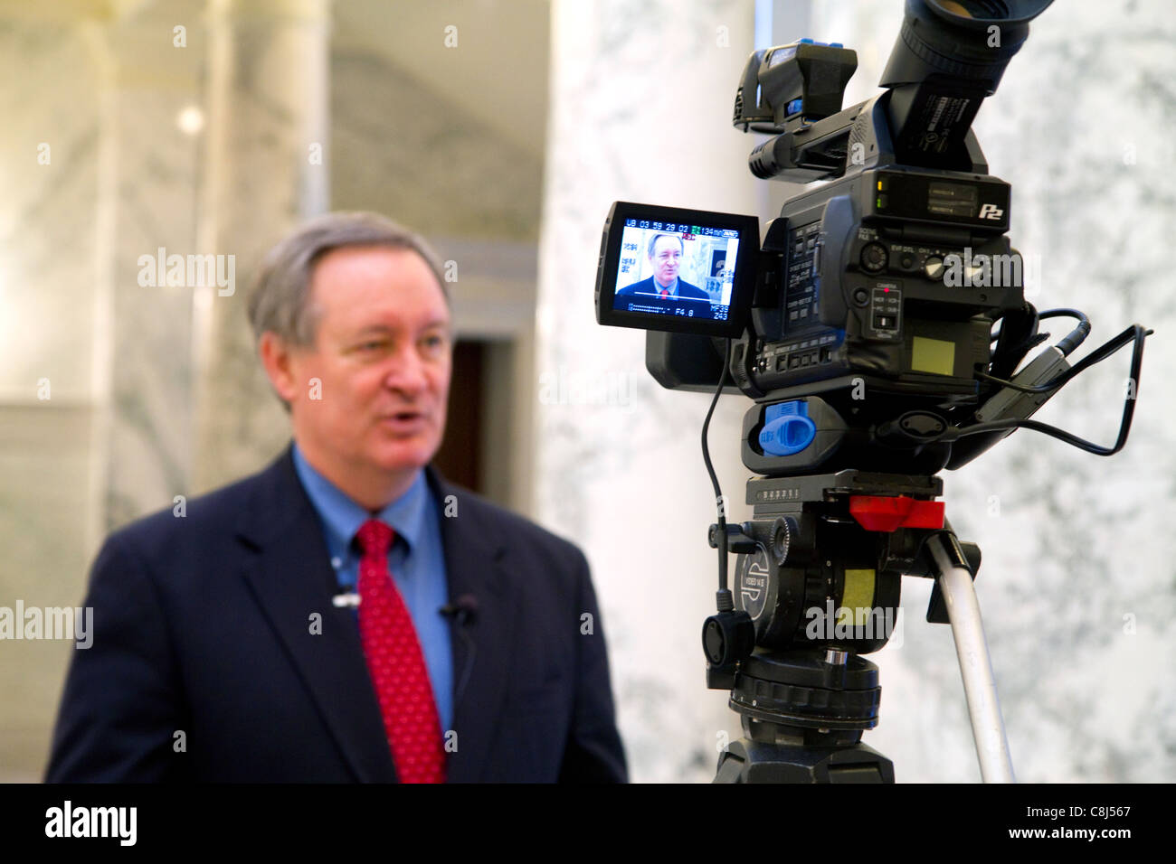 Stati Uniti Il senatore Mike Crapo parlando ai media all'interno dell'Idaho State Capitol Building si trova a Boise, Idaho, Stati Uniti d'America. Foto Stock