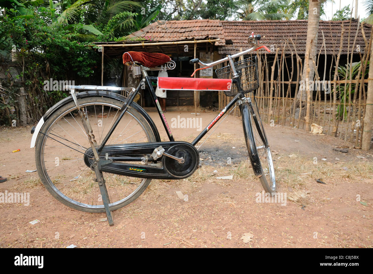 Indian realizzato in stile inglese degli anni cinquanta noleggio al di fuori di una dimora in Kerala backwaters del vicino a Alappuzha , Indiano meridionale Foto Stock