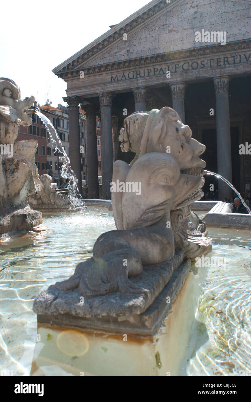 Il Pantheon. Roma. Dettaglio della fontana davanti a un monumento Foto Stock
