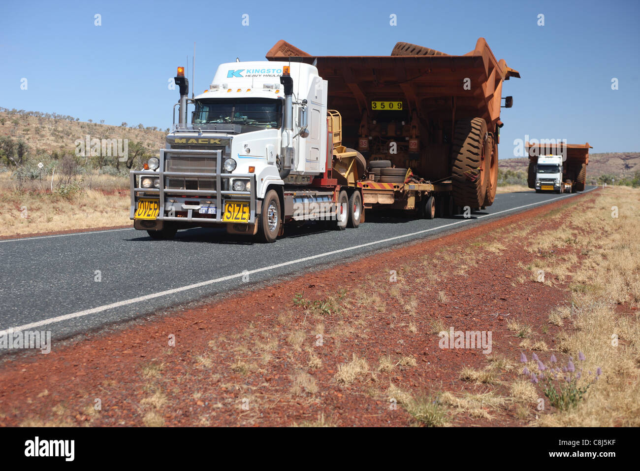 Road train, Australia, Outback, verso il basso, sotto al carrello, gigantesche, Giant, carico pesante Foto Stock