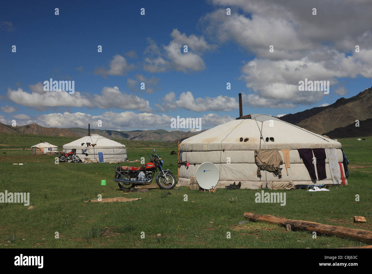 Mongolo Yurt, Ger, Mongolia, steppa, nomade, energia solare, trasmissione via satellite, tempi moderni, motociclo, nuvole, nomad-camp Foto Stock