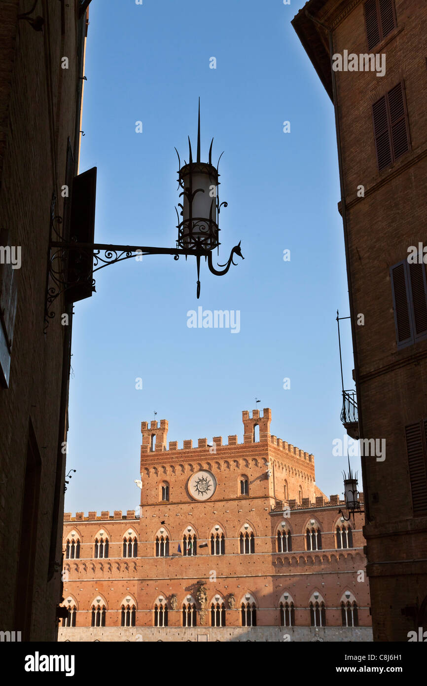 Palazzo pubblico vista da tutta la piazza del Campo a Siena, Toscana, Italia Foto Stock