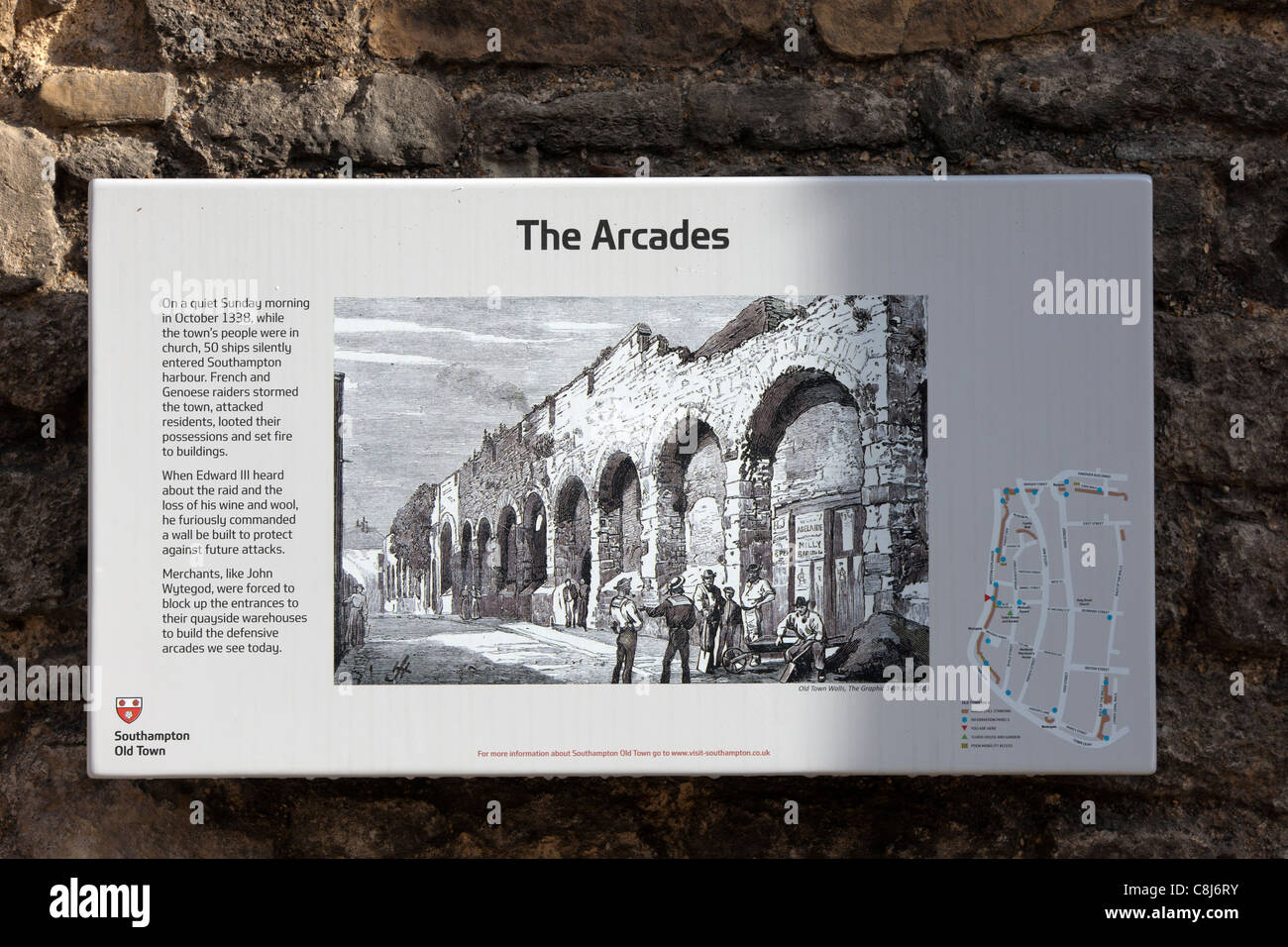 Segnale di informazione sulle arcate, alle mura della vecchia città di Southampton, Hampshire, Inghilterra, Regno Unito. Foto Stock