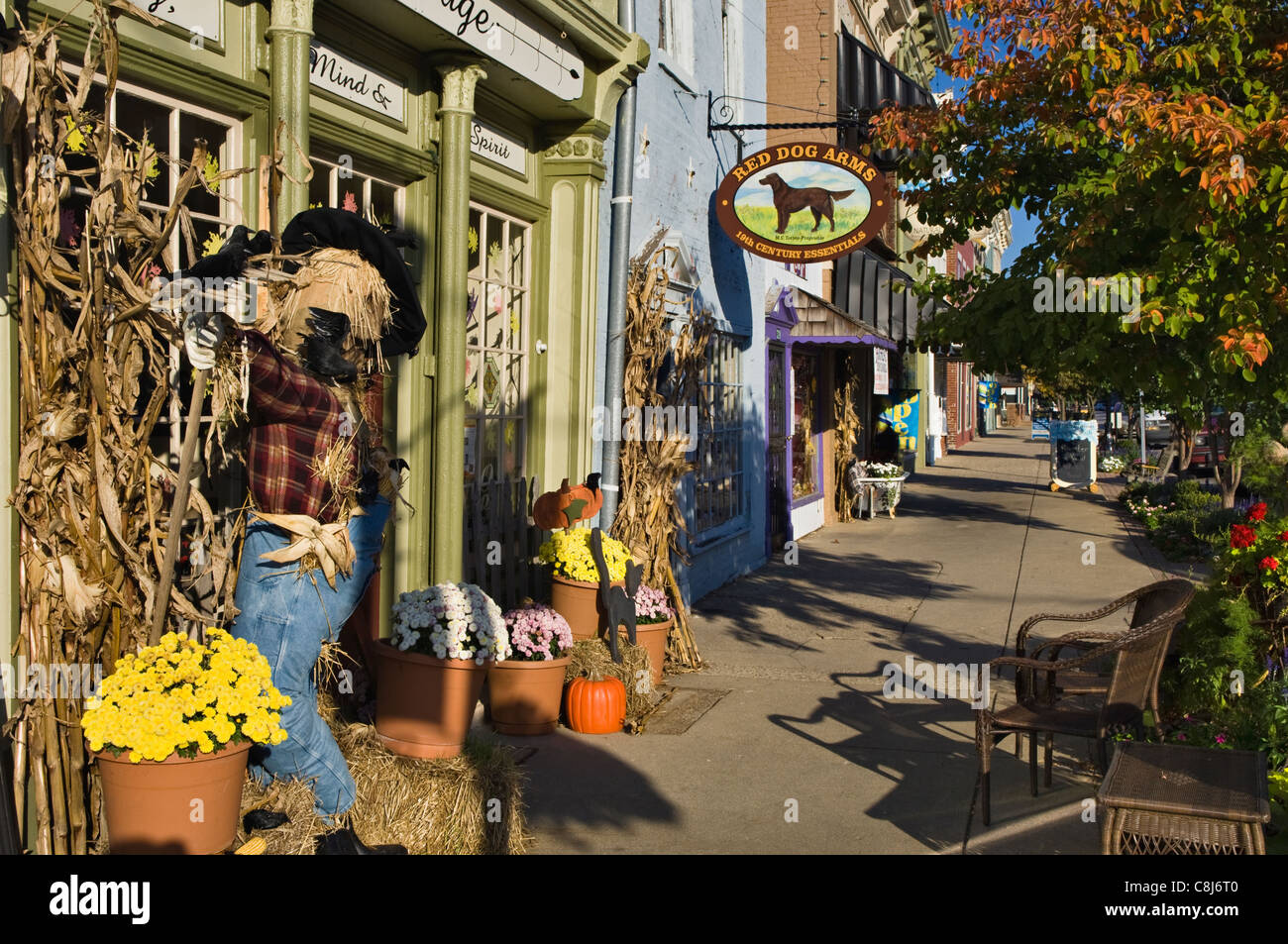 Autunno decorazioni sul marciapiede davanti delle imprese in Madison, Indiana Foto Stock