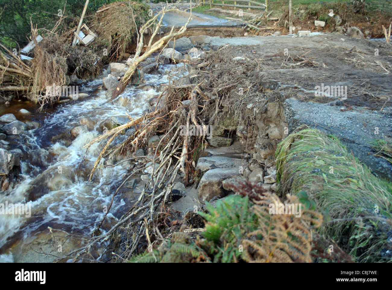 Inondazioni in lacken, Wicklow Irlanda, ponte crollato Foto Stock