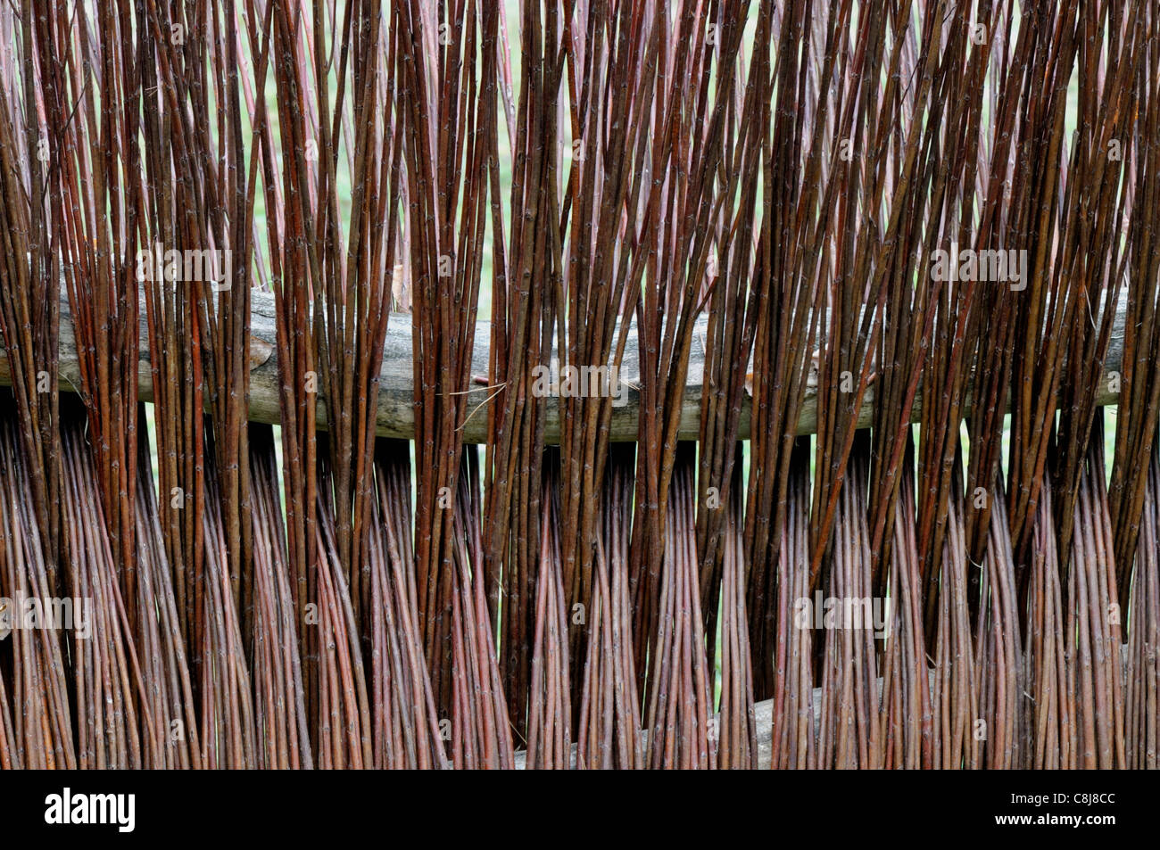 Willow- recinzione in vimini di fronte al vecchio case agricole Foto Stock