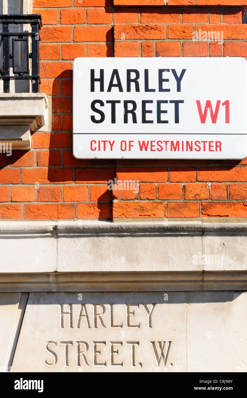 Vecchi e nuovi modi di creazione di cartelli sui lati del mattone o muro di pietra per il famoso Harley Street location nella City of Westminster Londra Inghilterra REGNO UNITO Foto Stock