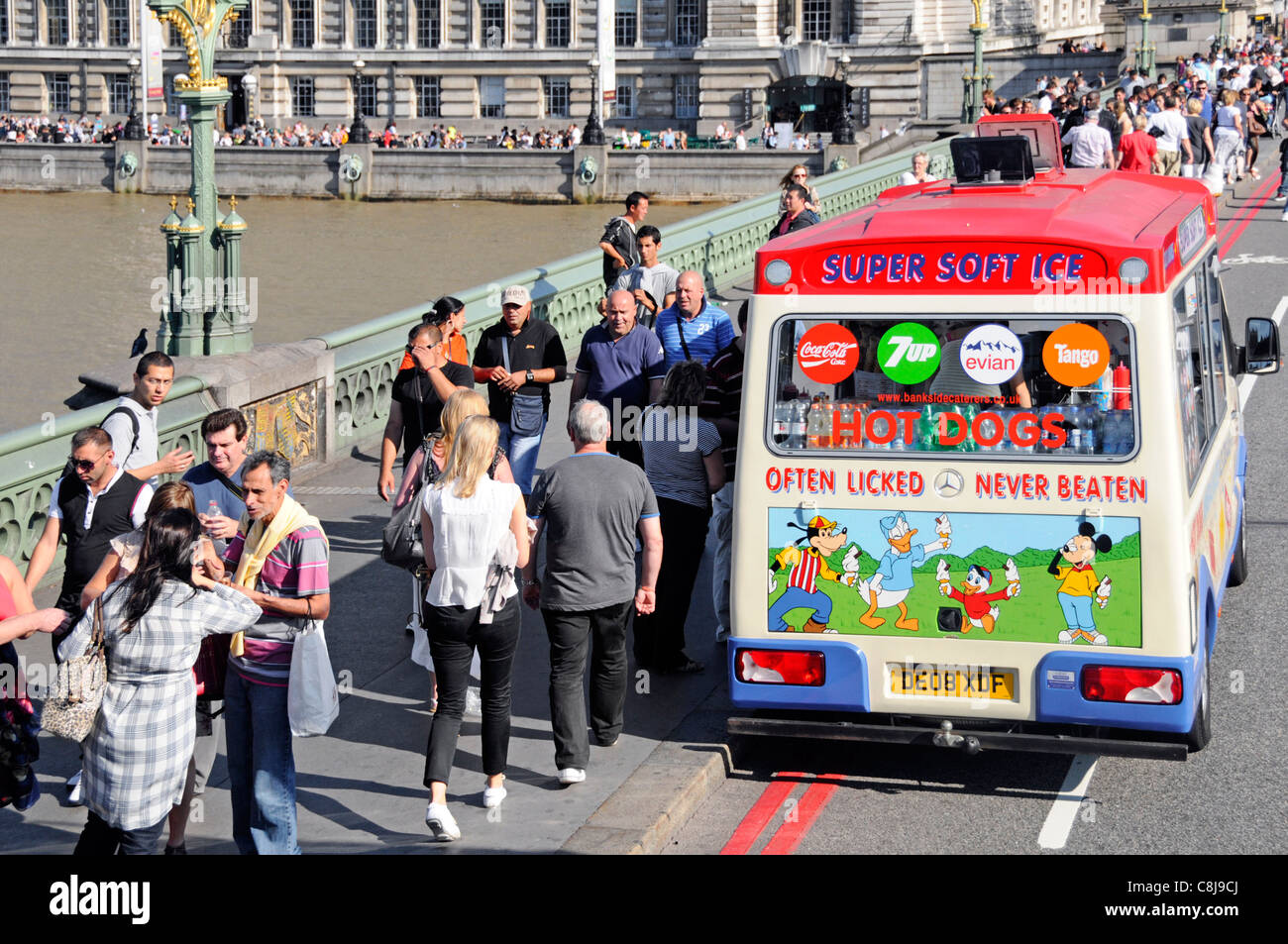 Gelati e Hot Dog van parcheggiato nella strada accanto pavimentazione affollata di turisti sul Westminster Bridge Londra Inghilterra durante la stagione estiva Foto Stock