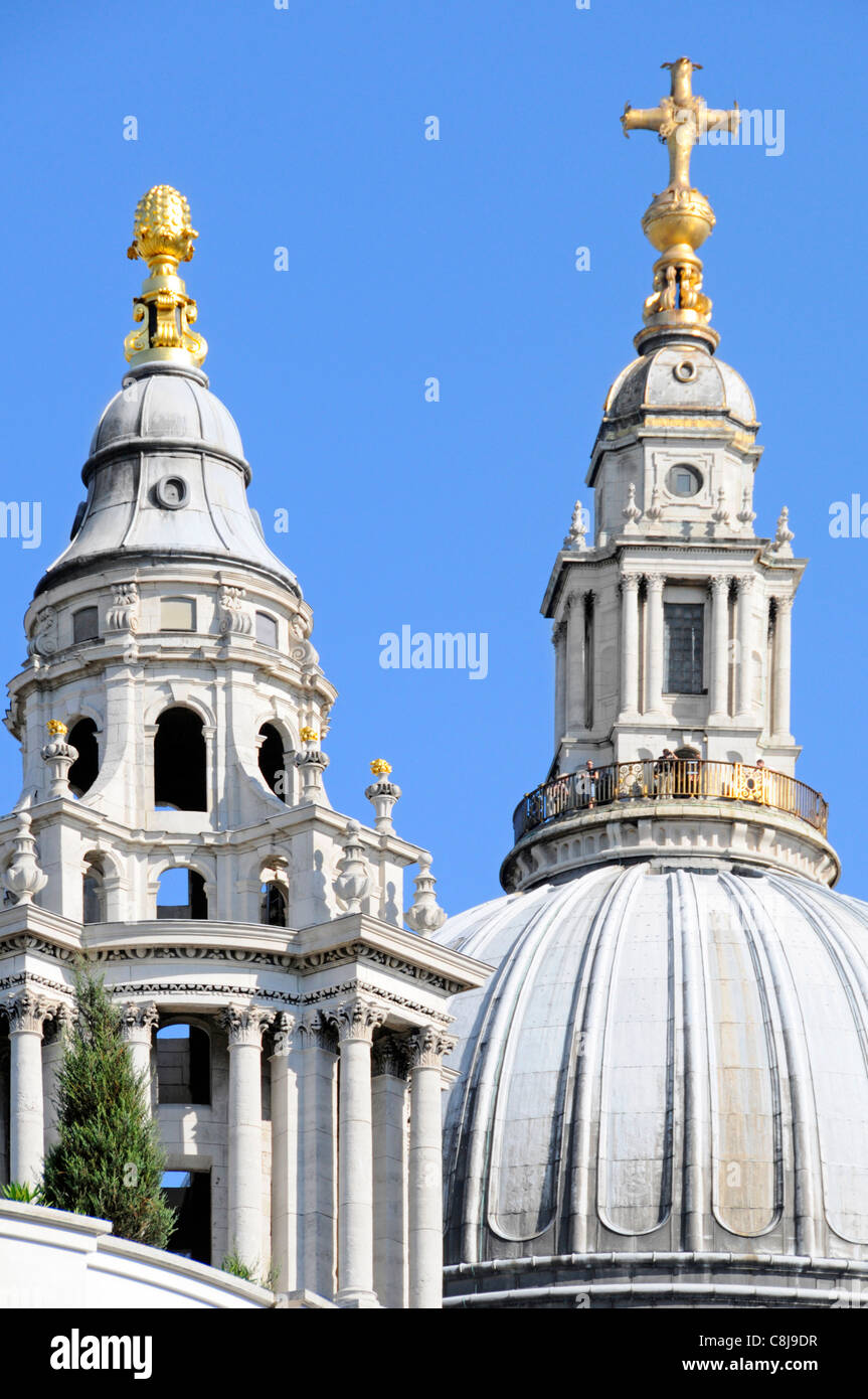 I turisti su osservazione & piattaforma di osservazione sopra la cupola della cattedrale di St Paul su un cielo blu giornata soleggiata città di Londra Inghilterra REGNO UNITO Foto Stock